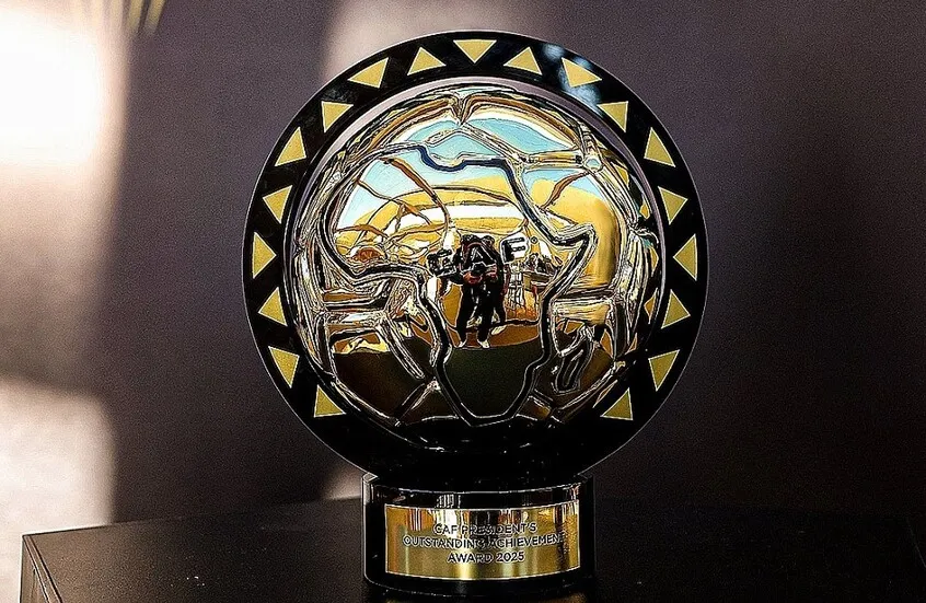 أشرف حكيمي يُتوج بجائزة أفضل لاعب في إفريقيا لعام 2025 في حفل "كاف" بالرباط