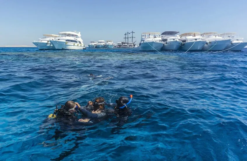 إنقاذ 30 شخصاً بعد جنوح لنش غوص سياحي على شعاب مرجانية شمال مرسى علم