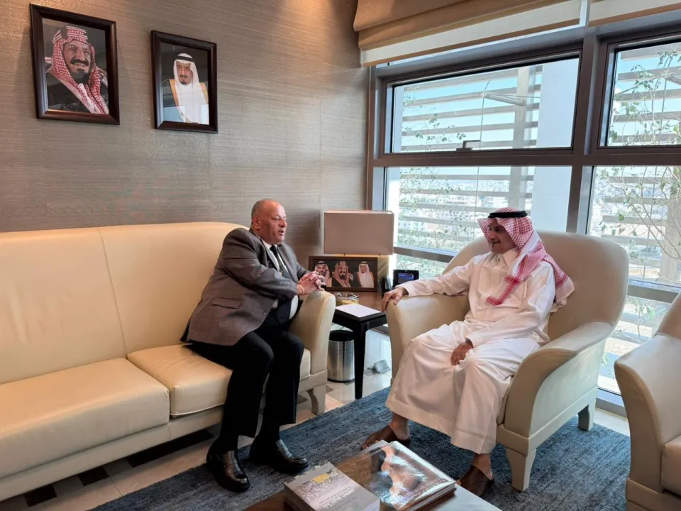 التقى صاحب السمو الأمير منصور بن خالد بن فرحان ال سعود ،سفير خادم الحرمين الشريفين لدى المملكة الأردنية الهاشمية، في مكتبه بالسفارة ، المدير التنفيذي لمهرجان جرش للثقافة والفنون ايمن سماوي . وجرى خلال اللقاء بحث الأمور المتعلقة بمشاركة السعودية في فعاليات المهرجان بدورته القادمة الـ 40 ، وتسليط الضوء على التنوع التراثي، والفنون الأدائية،والعروض الفنية ، ليتمكن رواد المهرجان من الاطلاع على تلك الثقافات ،خصوصا وان الدورة القادمة ستكون استثنائية ومميزة، نظراً لحجم ونوعية الفعاليات الفنية والثقافية ،المشاركة با