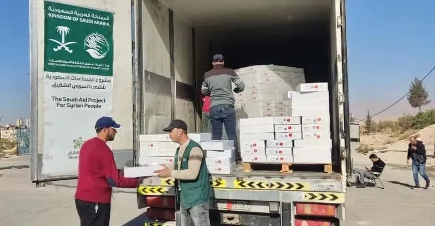 السعودية تواصل دعمها الإغاثي.. مركز الملك سلمان يوزّع 1,157 كرتون تمر في دمشق
