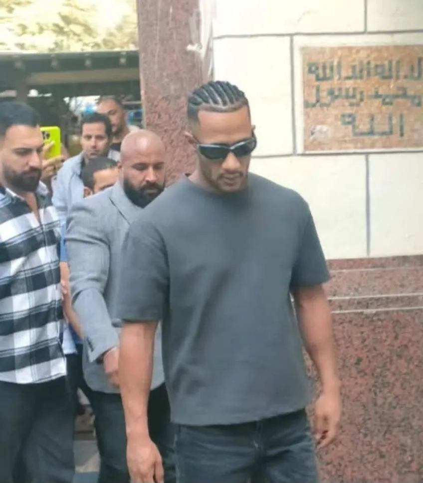 محمد رمضان يودّع والده في جنازة مهيبة خيّم عليها الحزن