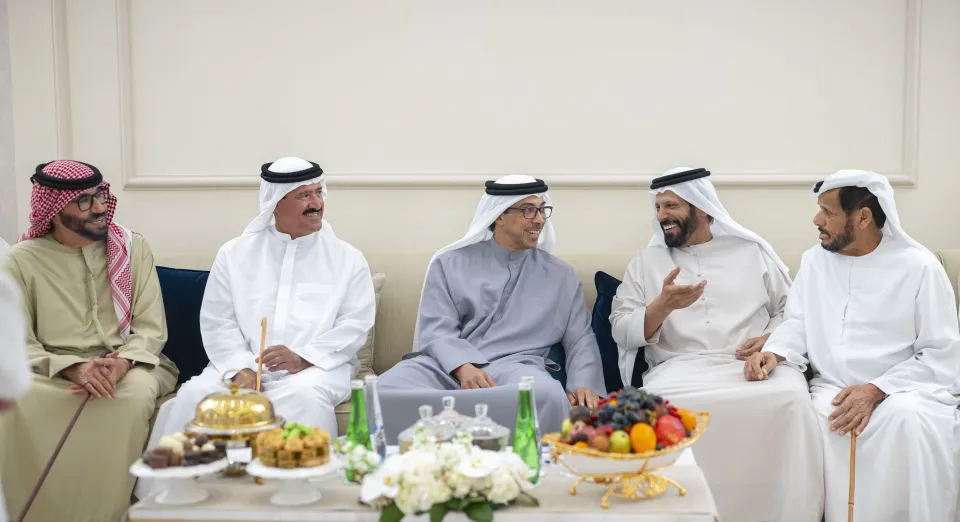 سمو الشيخ منصور بن زايد يشهد منافسات اليوم الثالث لجائزة زايد الكبرى لسباقات الهجن 2025