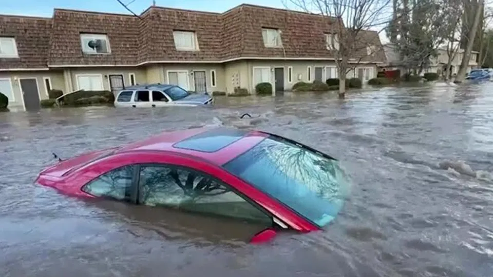 ارتفاع ضحايا الفيضانات في وسط فيتنام إلى 55 قتيلًا وتضرر مئات الآلاف