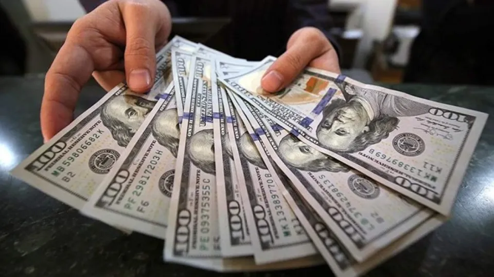 الدولار الأميركي يحتفظ باسمه فقط: فقد 97% من قيمته الشرائية