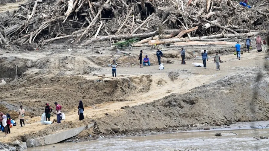 إندونيسيا: حصيلة الفيضانات ترتفع إلى نحو ألف قتيل ونقص حاد في المساعدات