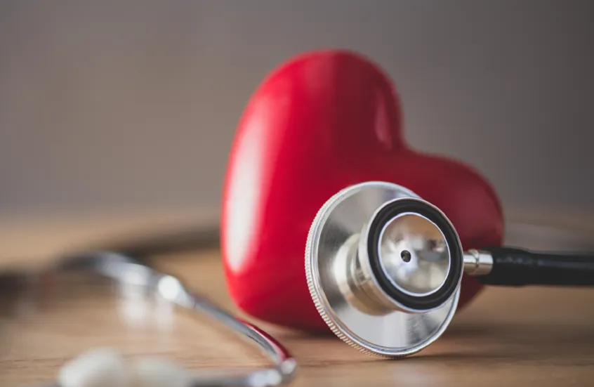 جراح قلب أمريكي يكشف الأطعمة والمشروبات التي يتجنبها لحماية صحة القلب