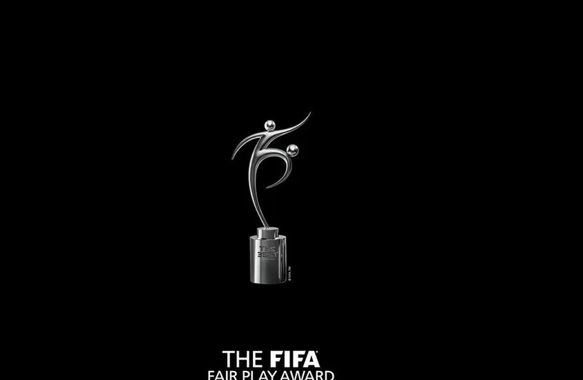 موقف إنساني يهزم النتائج.. طبيب ألماني يحصد جائزة FIFA للعب النظيف 2025