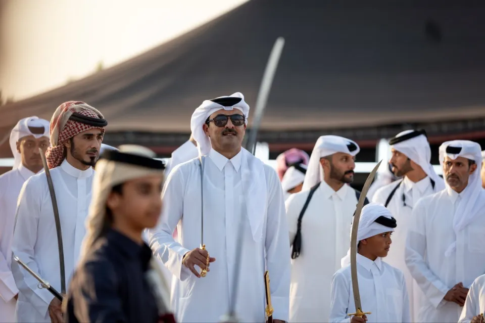 أمير قطر يشارك في "عرضة هل قطر" احتفالاً باليوم الوطني للدولة