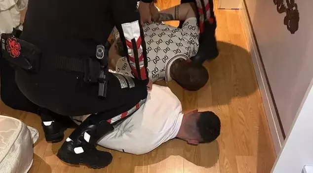 تركيا.. ضبط بندقية كلاشينكوف ومسدسين في غرفة فندق بعد إحباط مخطط إجرامي