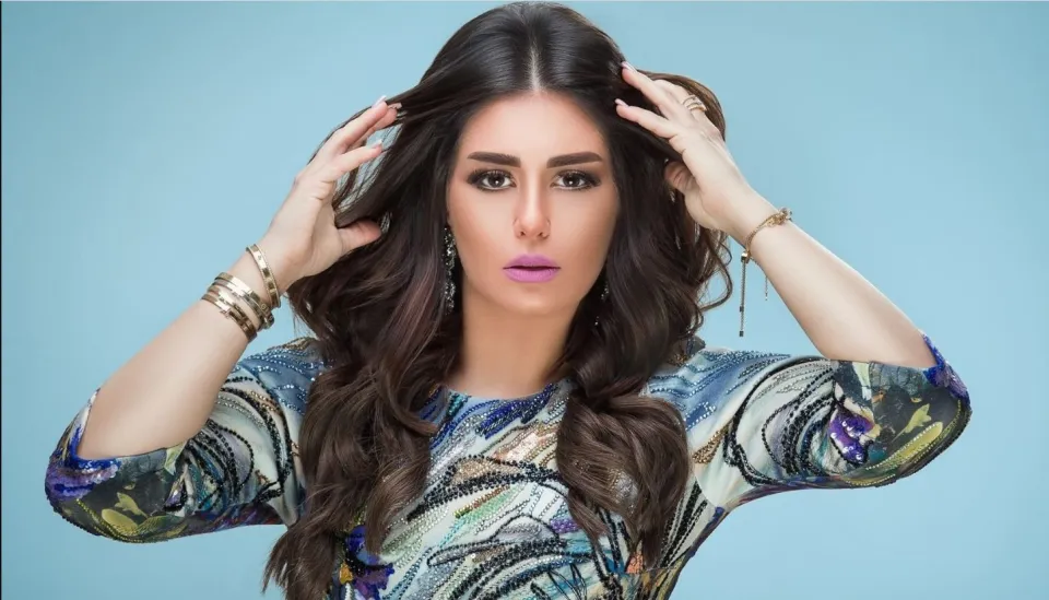 منة فضالي: قراراتي الدينية نابعة من قناعة… وقد أعتزل وأسافر إذا ارتديت الحجاب