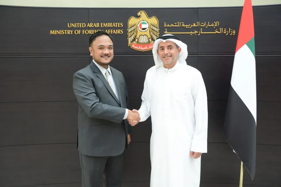 مدير مكتب وزارة الخارجية في دبي يتسلّم البراءة القنصلية لقنصل الفلبين الجديد
