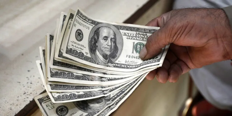 الدولار يستقر قبيل محضر الفيدرالي وسط ترقّب لمسار الفائدة وتراجع سنوي حاد