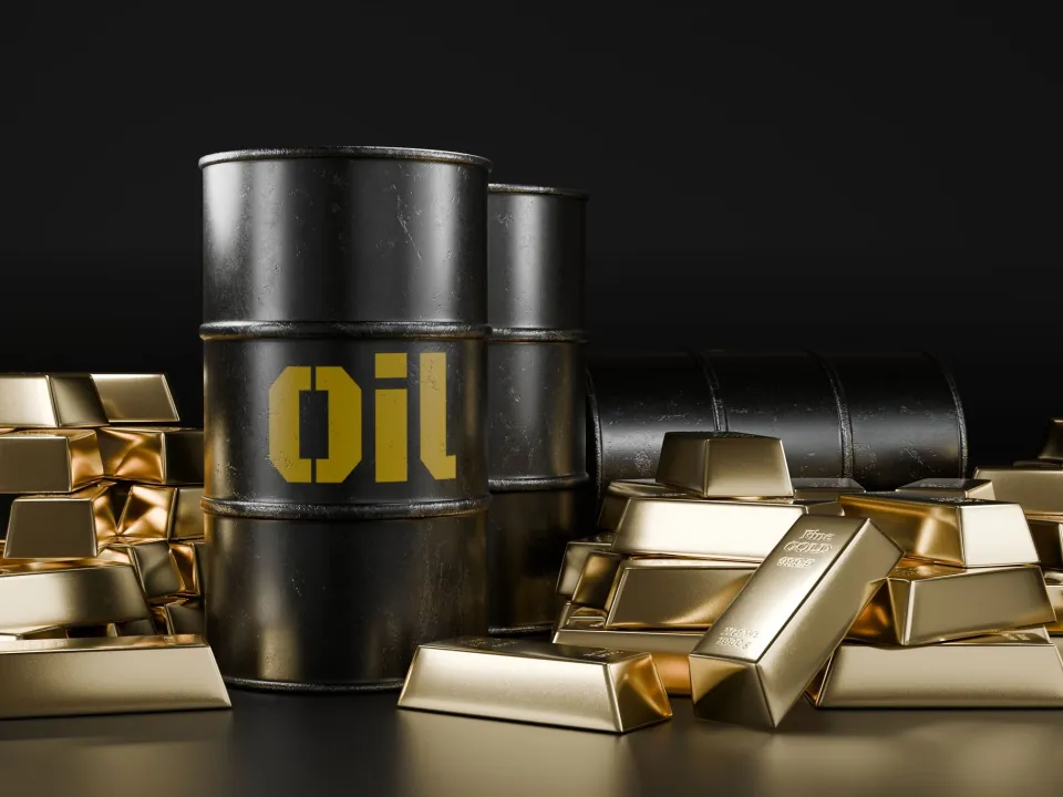 تذبذب أسعار النفط مع ضعف الدولار والذهب يسجل قمة قياسية جديدة