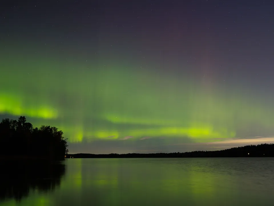 الشفق القطبي يزين سماء النمسا في ظاهرة فلكية نادرة