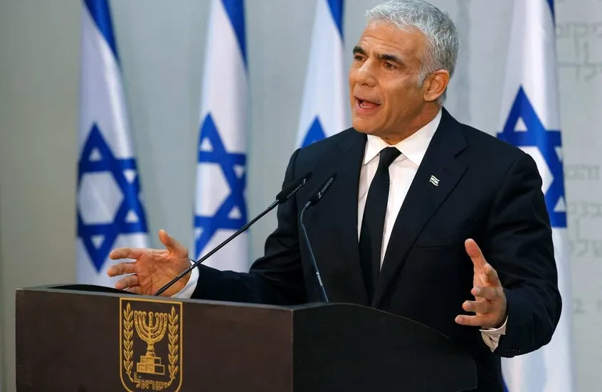 لبيد يهاجم نتنياهو بسبب إشراك تركيا وقطر في إدارة غزة ويقترح تولي مصر إدارة القطاع