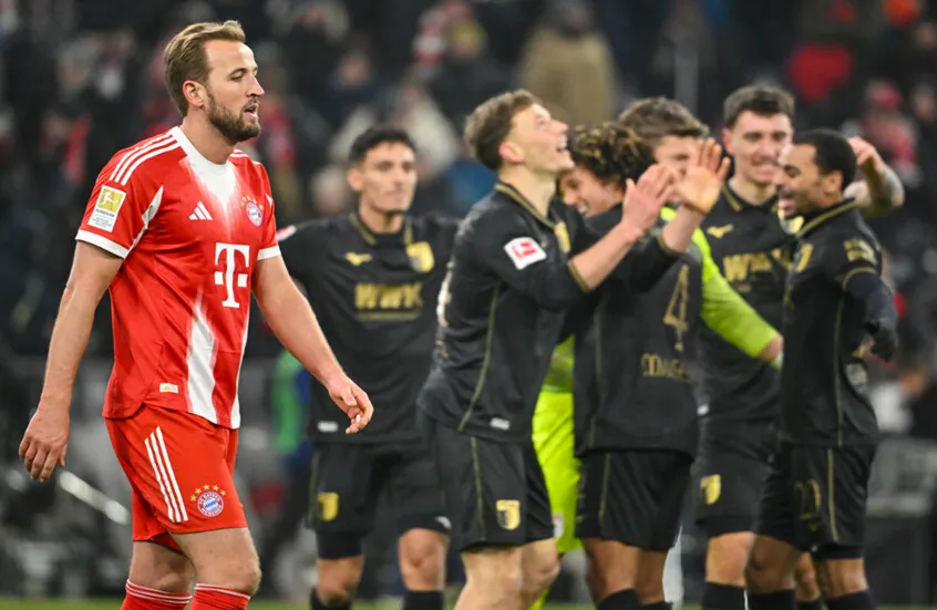 أوغسبورغ يُسقط بايرن ميونخ ويُلحق به الهزيمة الأولى في الدوري الألماني