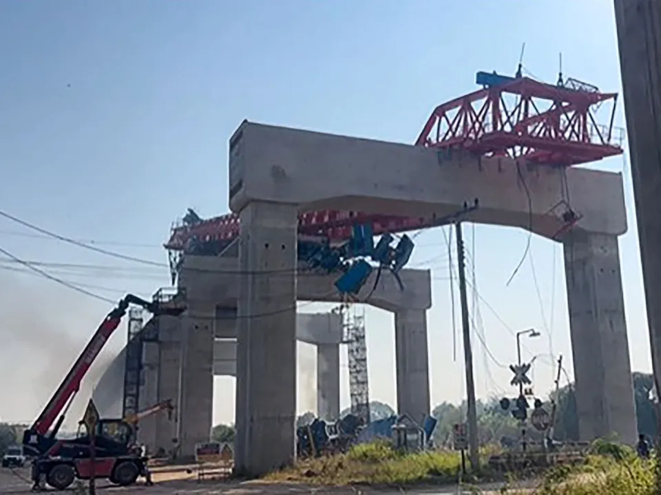 تايلاند: 22 قتيلاً وعشرات المصابين في انهيار رافعة على قطار شمال البلاد