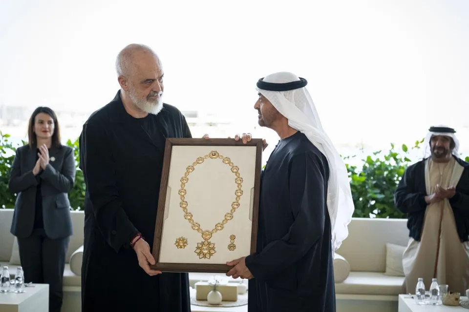 صاحب السمو الشيخ محمد بن زايد يمنح رئيس وزراء ألبانيا "وسام زايد" خلال زيارته لأبوظبي