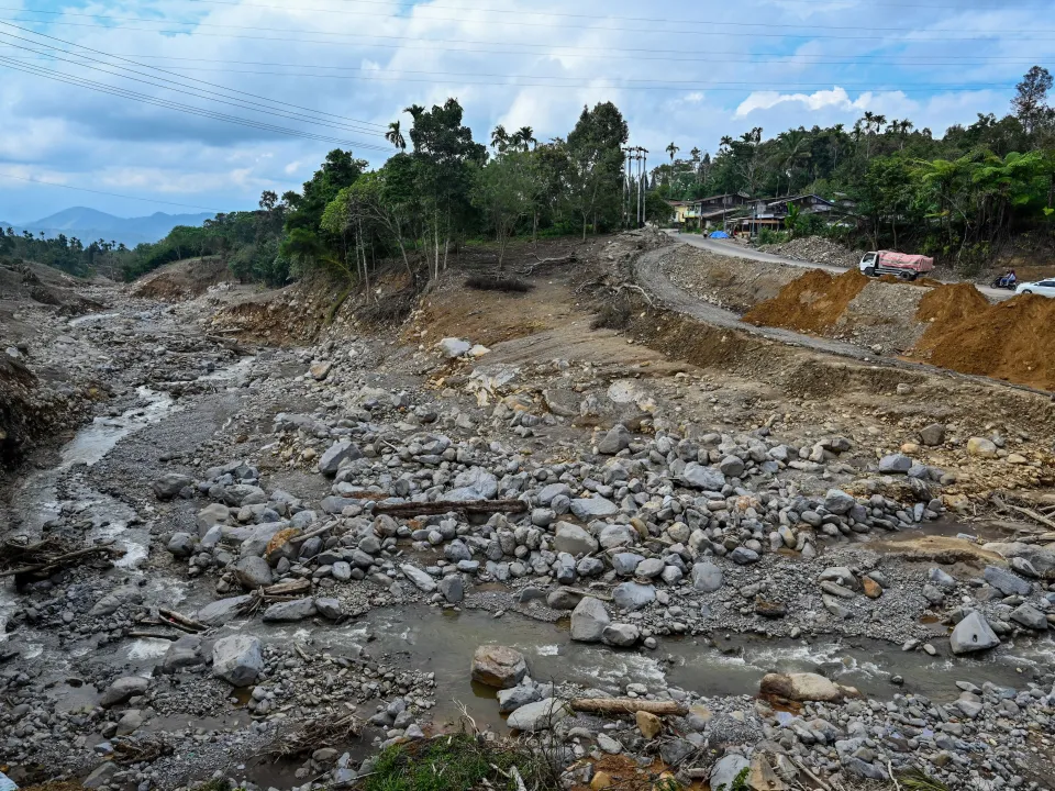 فيضانات في شمال سولاويسي الإندونيسية تتسبب بمقتل 14 شخصاً وتهجير المئات