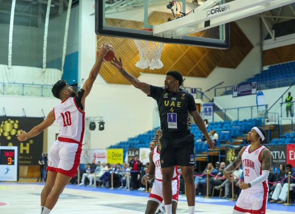 منتخب الإمارات يتأهل إلى نهائي دبي لكرة السلة بعد فوز درامي على ليبيا بنقطة واحدة