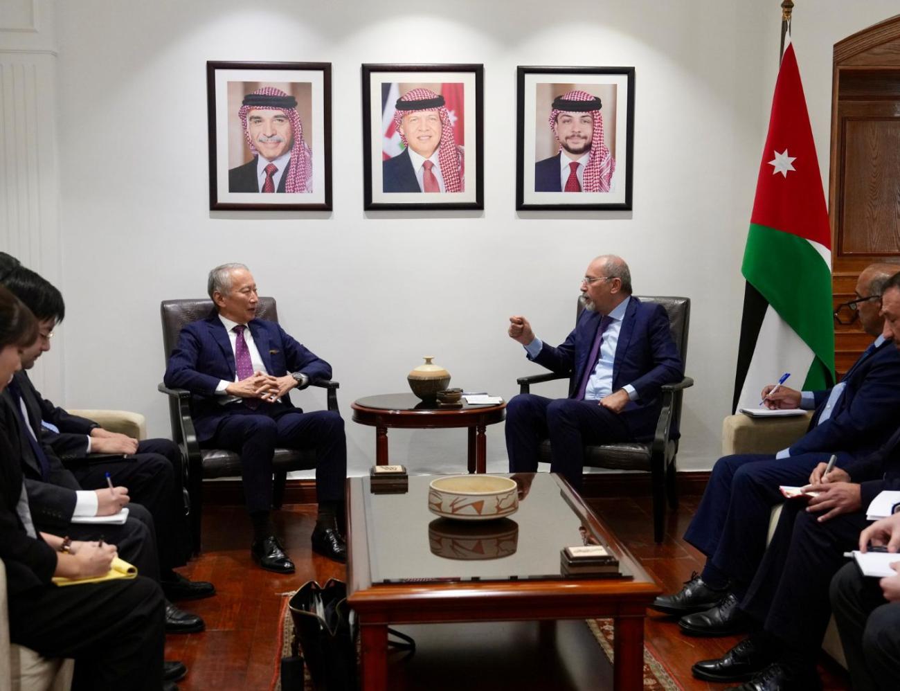 الصفدي يؤكد ضرورة الالتزام بوقف إطلاق النار في غزة خلال لقائه المسؤول الياباني لملف الإعمار