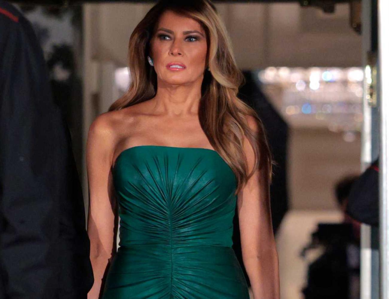 ميلانيا ترامب تتألق بفستان زمردي مبهر من إيلي صعب في عشاء البيت الأبيض