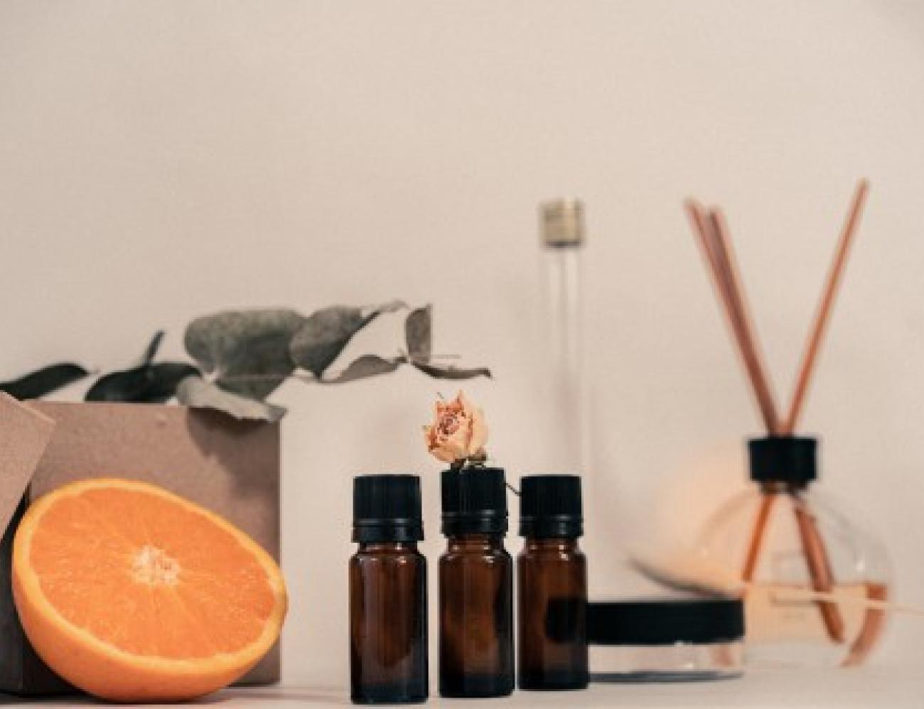 اصنعي عطرك الخاص: بودرة معطرة طبيعية للجسم بطريقة منزلية وآمنة