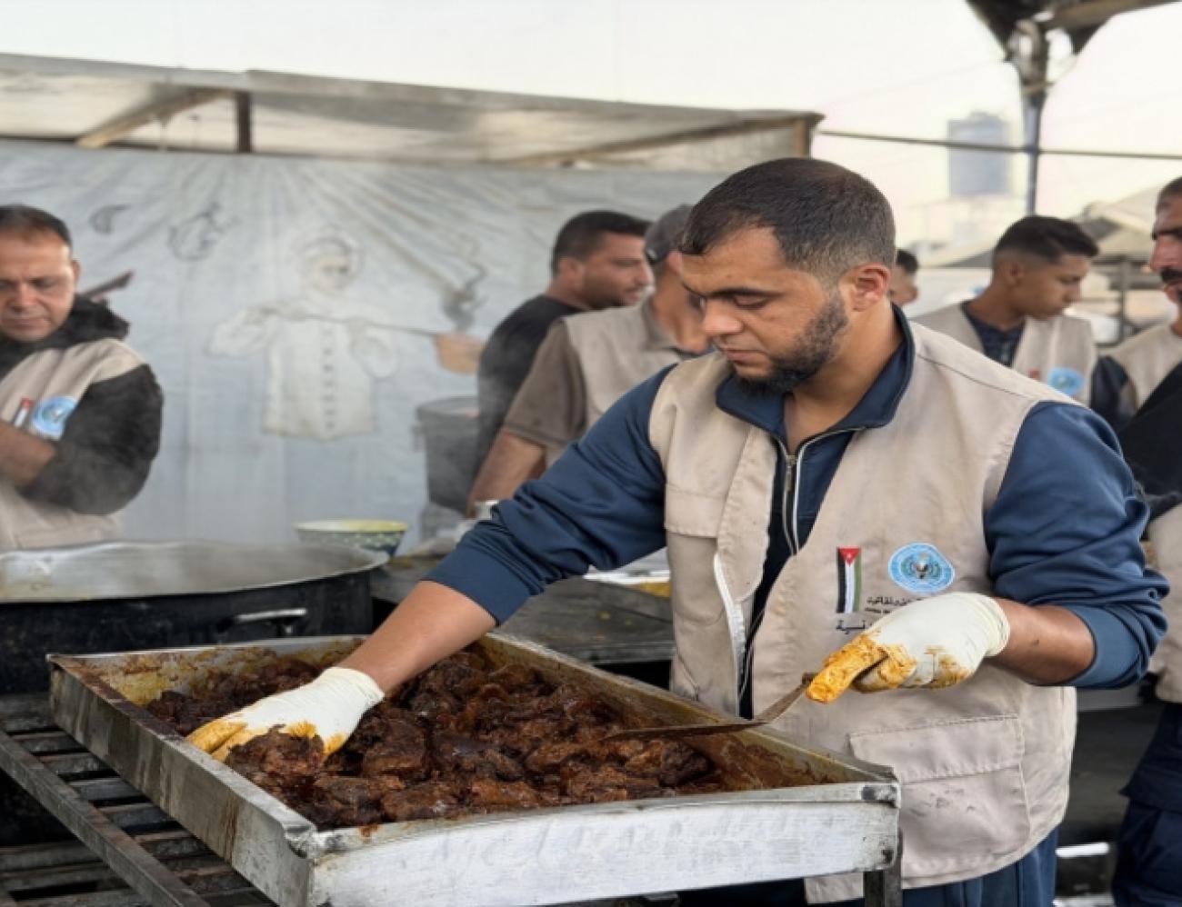 الحملة الأردنية تواصل دعم غزة… وجبات غذائية تصل للنازحين في الجنوب