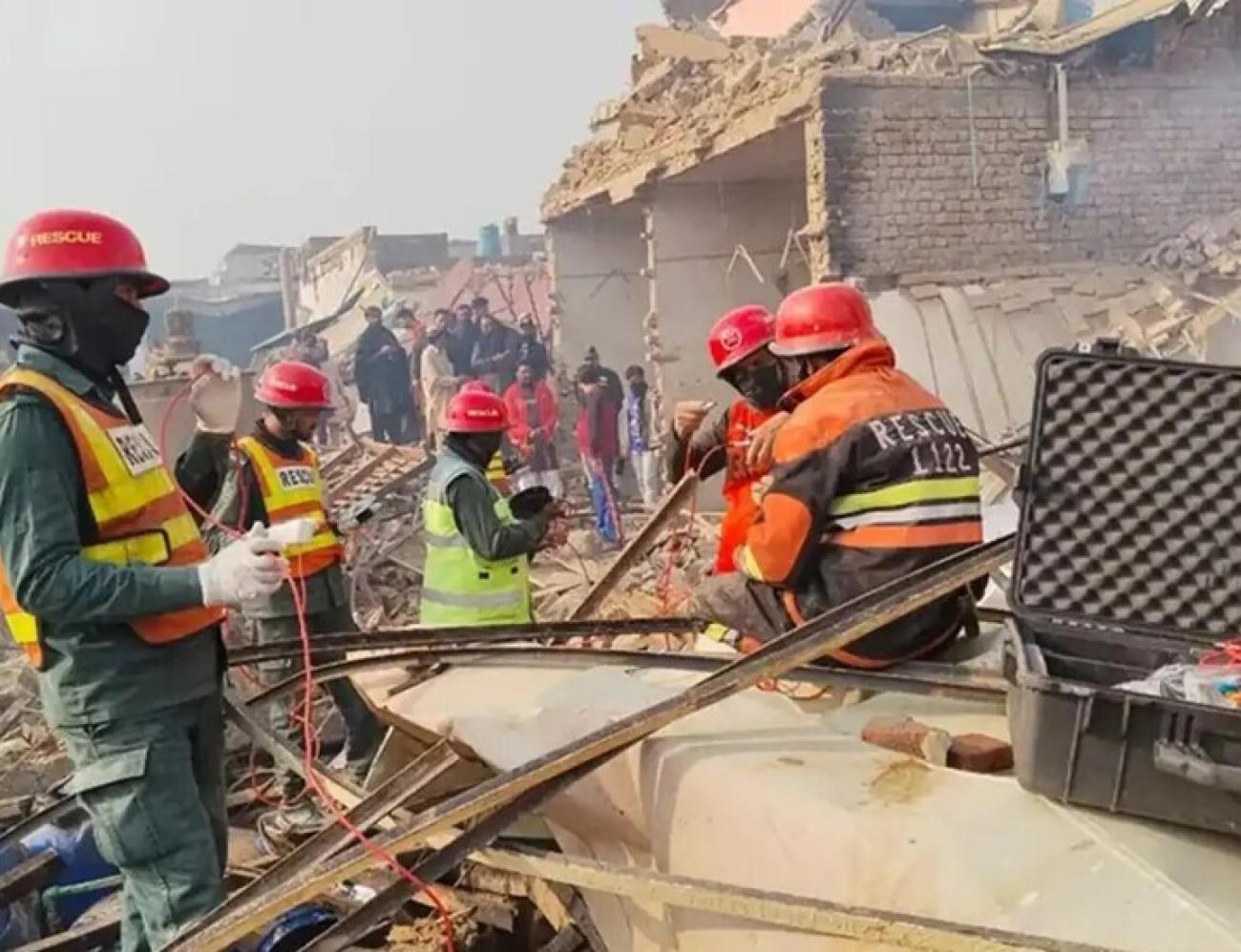 كارثة فجر الجمعة في باكستان.. انفجار مصنع كيميائي يودي بحياة 15 شخصاً ويشرّد عائلات