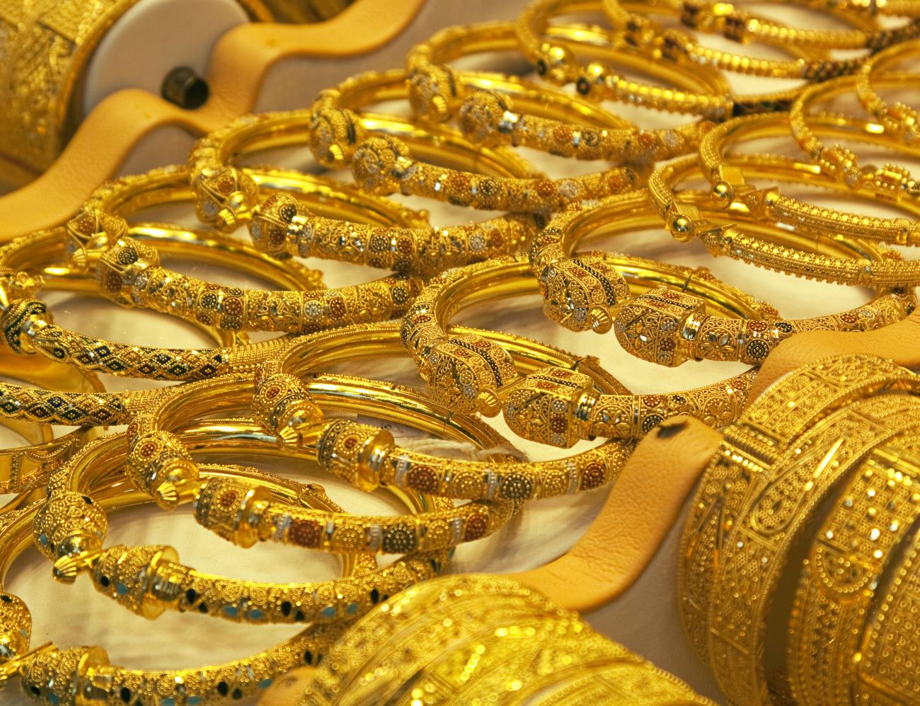 الذهب يتراجع بعد بيانات الوظائف الأميركية… والدولار القوي يضغط على الأسواق