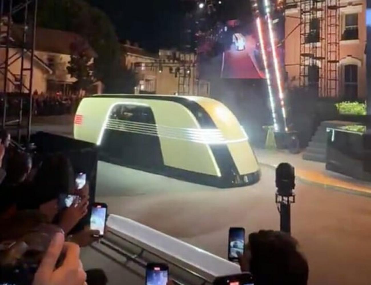 ماسك يثير حماس الجماهير بفيديو تشويقي لمركبة "روبوفان" المستقبلية