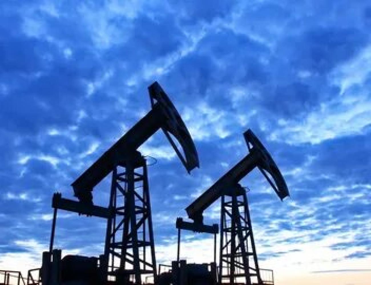 النفط يصعد لأعلى مستوى في أسبوعين مع توقعات خفض الفائدة الأميركية وتوترات الإمدادات