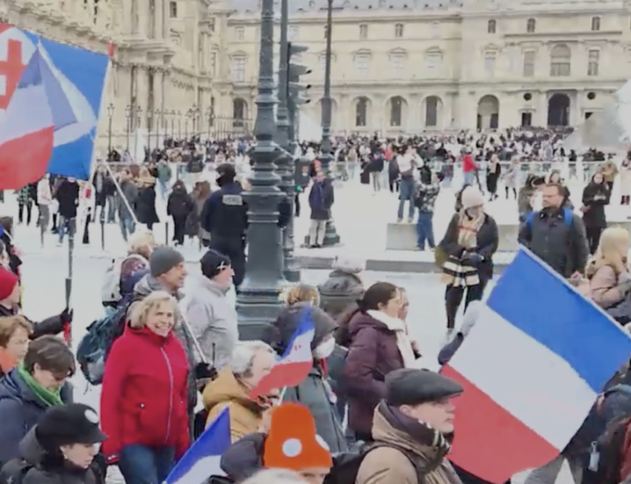 متظاهرون في باريمزقون علم الاتحاد الأوروبي خلال مسيرة للمطالبة بخروج فرنسا من التكتل