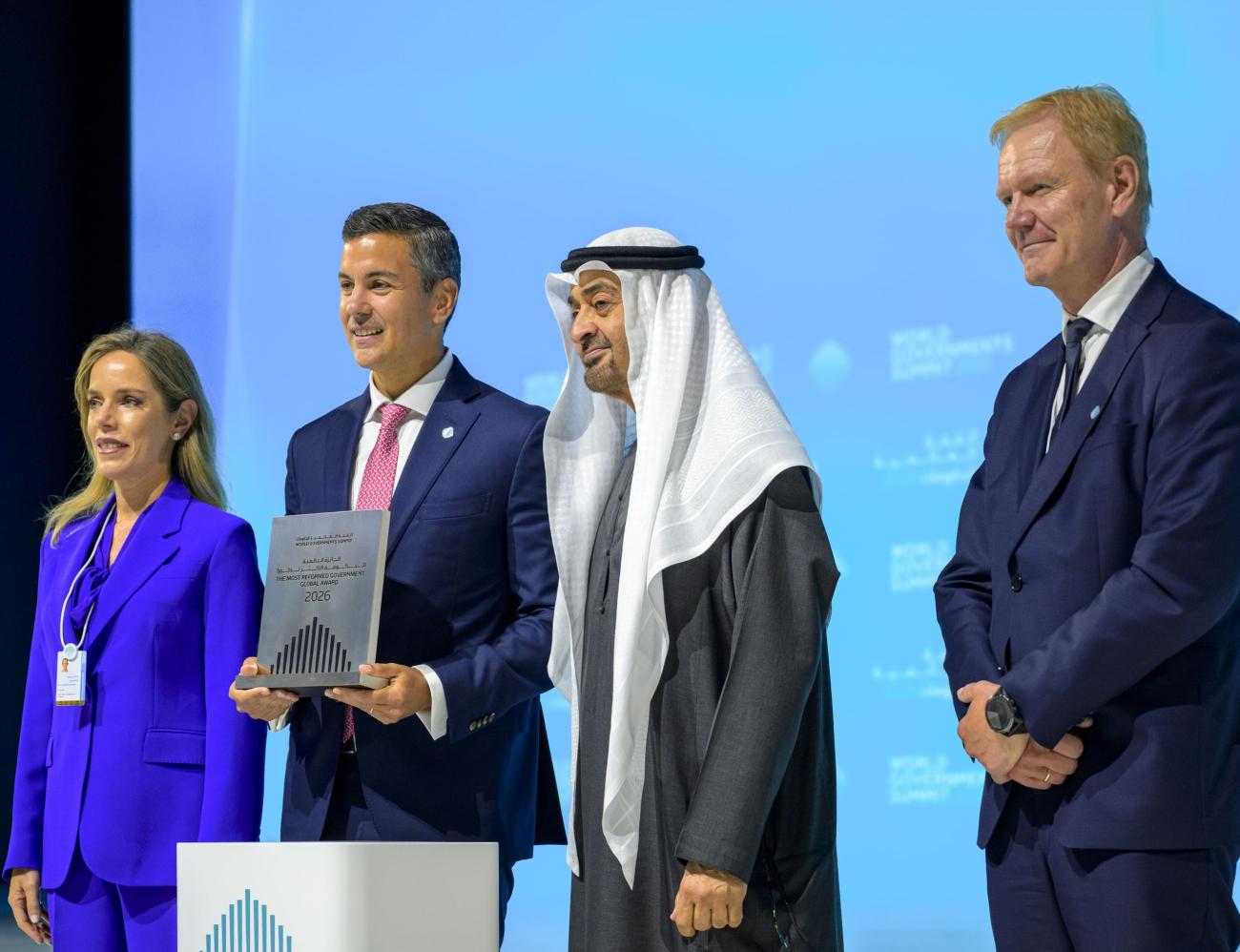 محمد بن زايد يمنح رئيس باراغواي الجائزة العالمية للحكومات الأكثر تطوراً